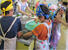 野菜も子どもたちが洗いますの画像