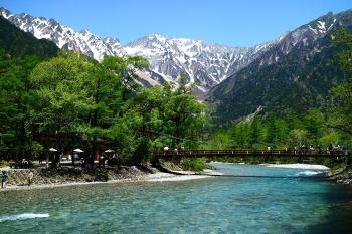 新緑の穂高連峰と河童橋の画像