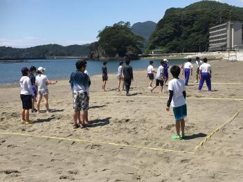 中学生交流は海岸でドッジボールの画像