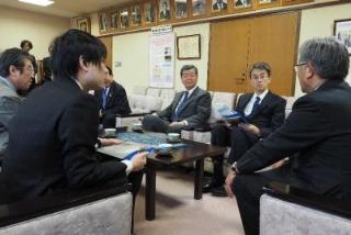 平成28年（2016）4月21日　羽生善治名人と佐藤天彦八段が松本市を表敬訪問の写真