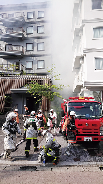 消防局と連携した消火活動の写真