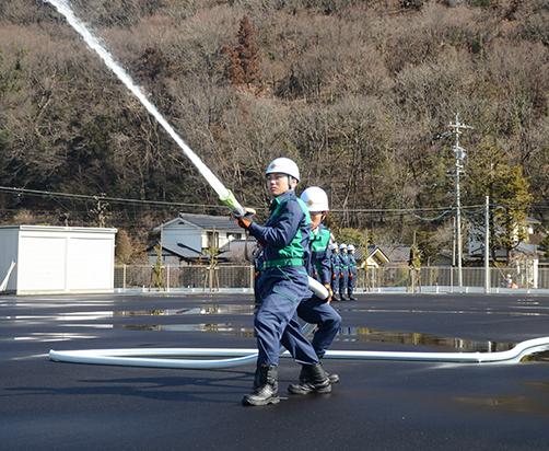 市役所消防隊の放水訓練の写真