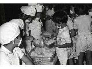 米飯給食(清水小で)の写真