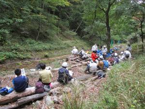 牛伏川についての説明を聞く参加者