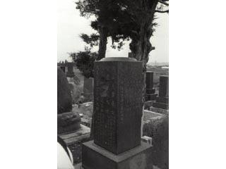 里山辺空爆をうけた墓碑の写真