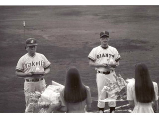 松本市野球場・巨人対ヤクルト戦の写真