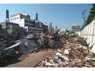 縄手通り・取り壊し作業の写真