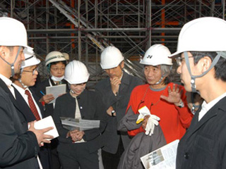 小澤征爾さんが新市民会館工事現場を視察の写真