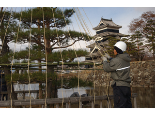 松本城冬囲いの写真