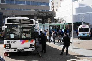 バスと電車の交通広場の写真