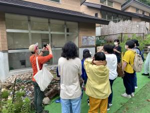 付属園の雷鳥を観察する参加者