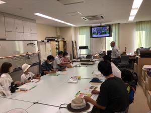 トンボの生態などについて学ぶ参加者