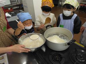 ミキサーした大豆を鍋に入れます