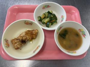 8月8・22日　昼食【具だくさんみそ汁・さらさ揚げ・カリコリ漬け】