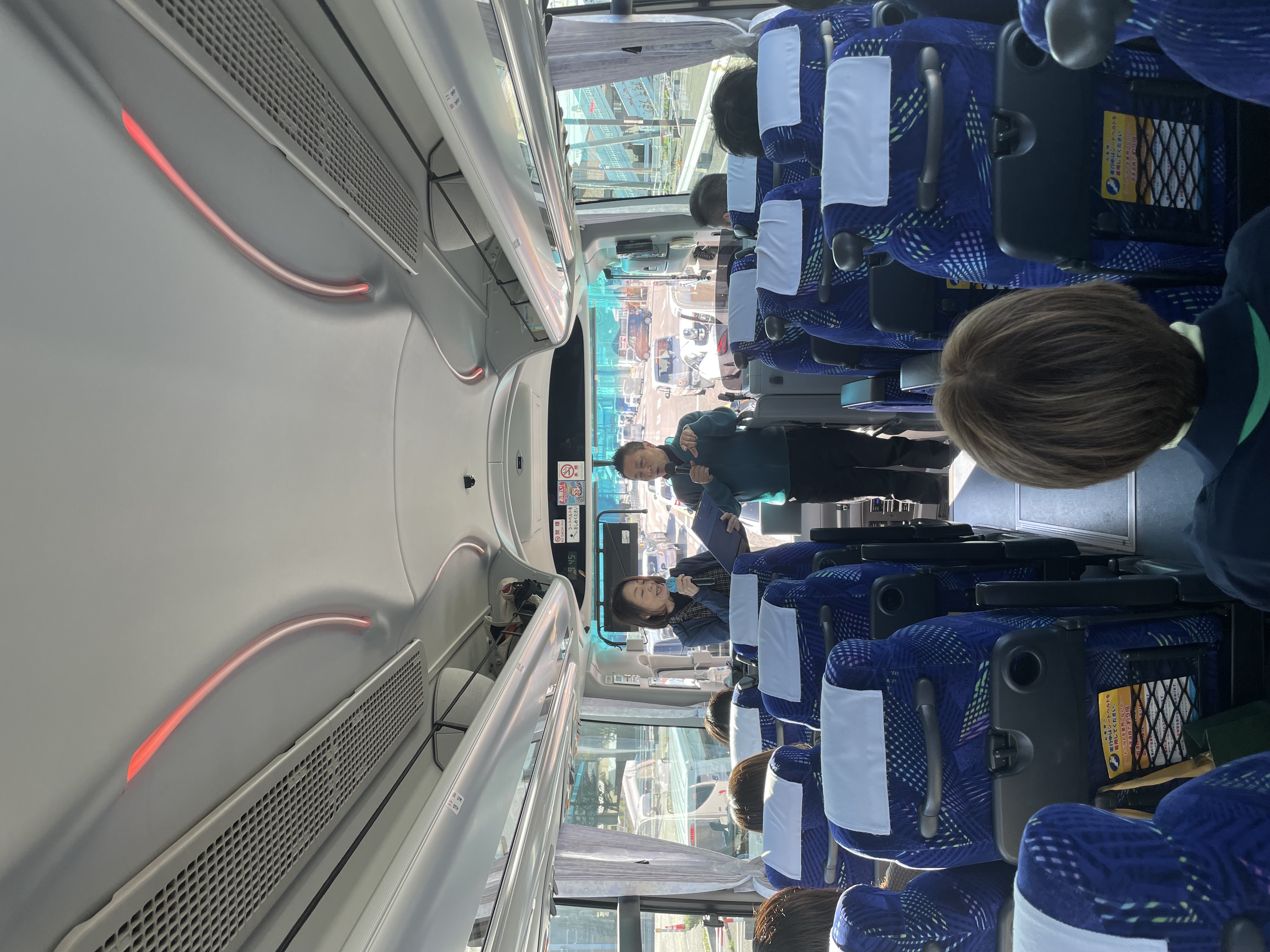 バス車内
