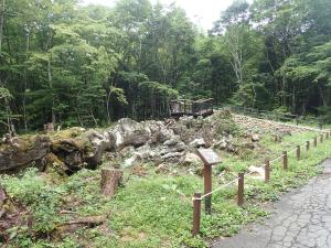 白骨温泉噴湯丘と観察デッキ