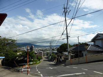 市街地を見通せる道路の写真の画像1