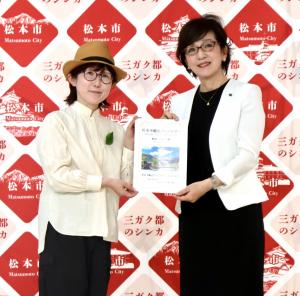 鈴木　ともこさん（写真左）伊佐治副市長（写真右）
