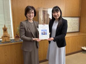 伊佐治副市長（写真左）中島　理恵さん（写真右）