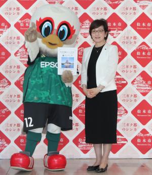 ガンズくん（写真左）伊佐治副市長（写真右）