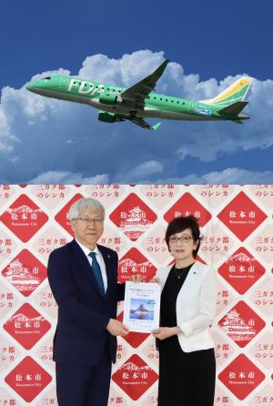 FDA11号機（写真上）楠瀬代表取締役社長（写真左下）伊佐治副市長（写真右下）